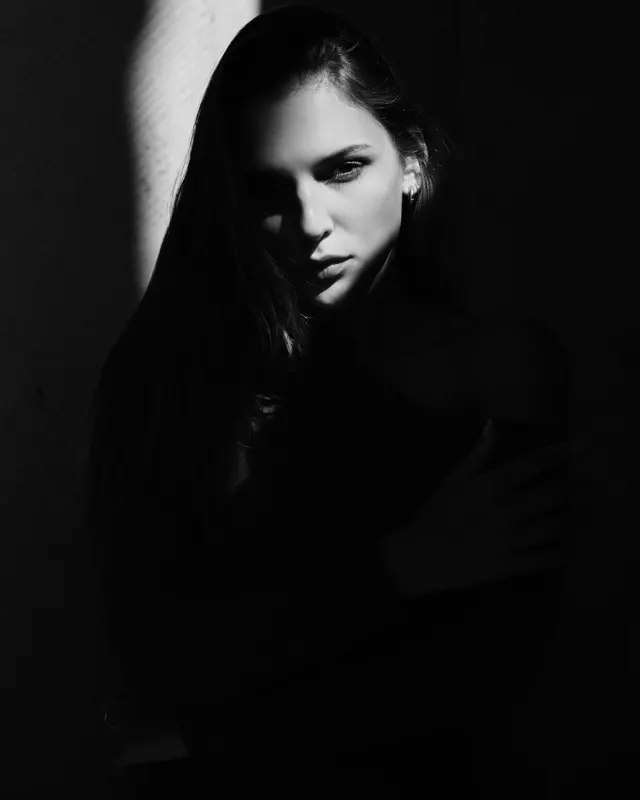 Black and white portrait of Ania with dramatic chiaroscuro lighting, portrait session Dresden