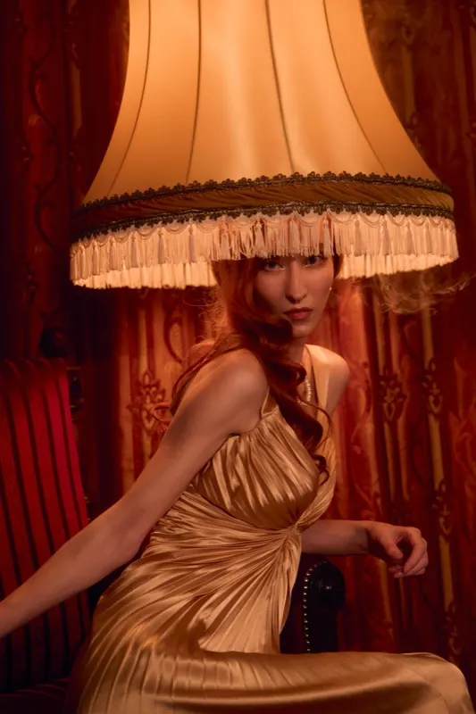 Portret Ani w złotej satynowej sukni pod abażurem w klimatycznym wnętrzu, sesja portretowa Wrocław