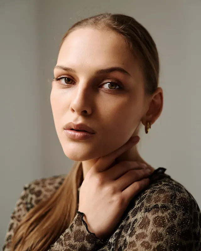 Close-up of Ania with hand on neck, natural makeup, portrait session Wroclaw