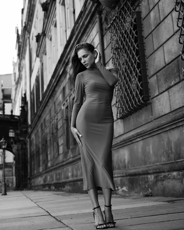 Ania in a fitted dress on the streets of Dresden, black and white fashion session